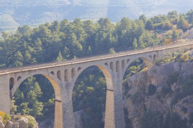 Hackr Demiryolu Köprüsü ya da Alman köprüsü olarak da bilinir çünkü 1912 yılında Almanlar tarafından inşa edilmiştir. Karaisal yolu ile Adana 'ya 64 km uzaklıktadır..