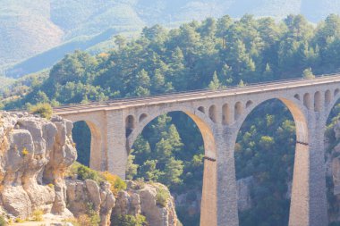 Hackr Demiryolu Köprüsü ya da Alman köprüsü olarak da bilinir çünkü 1912 yılında Almanlar tarafından inşa edilmiştir. Karaisal yolu ile Adana 'ya 64 km uzaklıktadır..