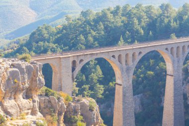 Hackr Demiryolu Köprüsü ya da Alman köprüsü olarak da bilinir çünkü 1912 yılında Almanlar tarafından inşa edilmiştir. Karaisal yolu ile Adana 'ya 64 km uzaklıktadır..