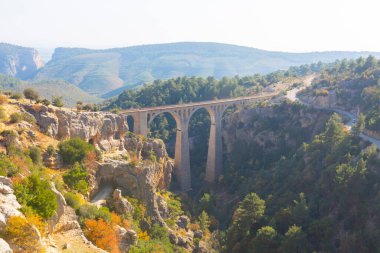 Hackr Demiryolu Köprüsü ya da Alman köprüsü olarak da bilinir çünkü 1912 yılında Almanlar tarafından inşa edilmiştir. Karaisal yolu ile Adana 'ya 64 km uzaklıktadır..