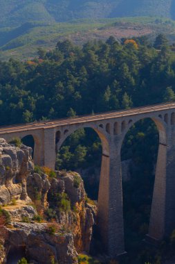 Hackr Demiryolu Köprüsü ya da Alman köprüsü olarak da bilinir çünkü 1912 yılında Almanlar tarafından inşa edilmiştir. Karaisal yolu ile Adana 'ya 64 km uzaklıktadır..