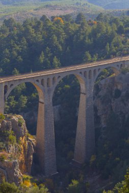 Hackr Demiryolu Köprüsü ya da Alman köprüsü olarak da bilinir çünkü 1912 yılında Almanlar tarafından inşa edilmiştir. Karaisal yolu ile Adana 'ya 64 km uzaklıktadır..