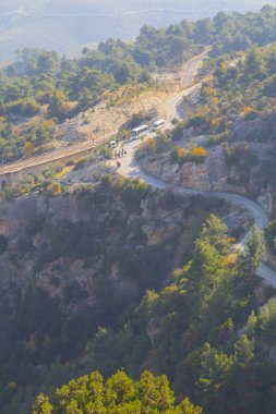 Hackr Demiryolu Köprüsü ya da Alman köprüsü olarak da bilinir çünkü 1912 yılında Almanlar tarafından inşa edilmiştir. Karaisal yolu ile Adana 'ya 64 km uzaklıktadır..