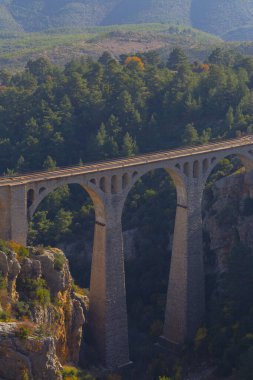 Hackr Demiryolu Köprüsü ya da Alman köprüsü olarak da bilinir çünkü 1912 yılında Almanlar tarafından inşa edilmiştir. Karaisal yolu ile Adana 'ya 64 km uzaklıktadır..
