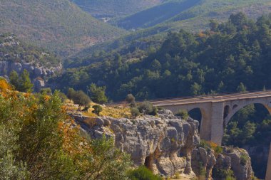 Hackr Demiryolu Köprüsü ya da Alman köprüsü olarak da bilinir çünkü 1912 yılında Almanlar tarafından inşa edilmiştir. Karaisal yolu ile Adana 'ya 64 km uzaklıktadır..