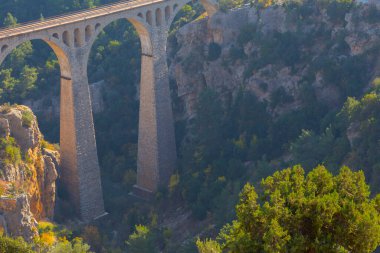 Hackr Demiryolu Köprüsü ya da Alman köprüsü olarak da bilinir çünkü 1912 yılında Almanlar tarafından inşa edilmiştir. Karaisal yolu ile Adana 'ya 64 km uzaklıktadır..