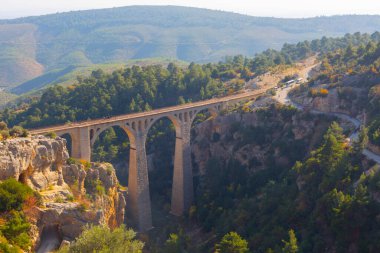 Hackr Demiryolu Köprüsü ya da Alman köprüsü olarak da bilinir çünkü 1912 yılında Almanlar tarafından inşa edilmiştir. Karaisal yolu ile Adana 'ya 64 km uzaklıktadır..