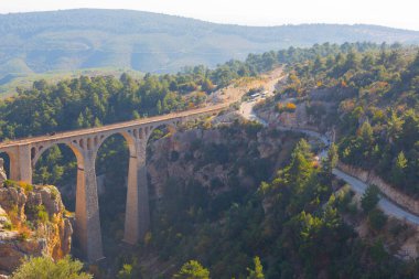 Hackr Demiryolu Köprüsü ya da Alman köprüsü olarak da bilinir çünkü 1912 yılında Almanlar tarafından inşa edilmiştir. Karaisal yolu ile Adana 'ya 64 km uzaklıktadır..