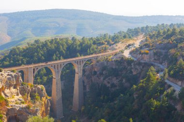 Hackr Demiryolu Köprüsü ya da Alman köprüsü olarak da bilinir çünkü 1912 yılında Almanlar tarafından inşa edilmiştir. Karaisal yolu ile Adana 'ya 64 km uzaklıktadır..