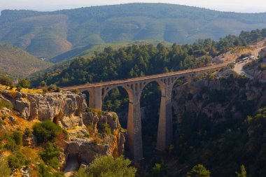 Hackr Demiryolu Köprüsü ya da Alman köprüsü olarak da bilinir çünkü 1912 yılında Almanlar tarafından inşa edilmiştir. Karaisal yolu ile Adana 'ya 64 km uzaklıktadır..