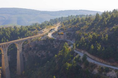 Hackr Demiryolu Köprüsü ya da Alman köprüsü olarak da bilinir çünkü 1912 yılında Almanlar tarafından inşa edilmiştir. Karaisal yolu ile Adana 'ya 64 km uzaklıktadır..