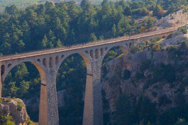 Hackr Demiryolu Köprüsü ya da Alman köprüsü olarak da bilinir çünkü 1912 yılında Almanlar tarafından inşa edilmiştir. Karaisal yolu ile Adana 'ya 64 km uzaklıktadır..