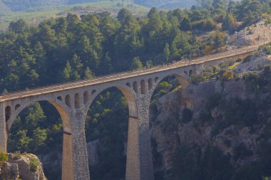 Hackr Demiryolu Köprüsü ya da Alman köprüsü olarak da bilinir çünkü 1912 yılında Almanlar tarafından inşa edilmiştir. Karaisal yolu ile Adana 'ya 64 km uzaklıktadır..
