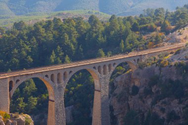 Hackr Demiryolu Köprüsü ya da Alman köprüsü olarak da bilinir çünkü 1912 yılında Almanlar tarafından inşa edilmiştir. Karaisal yolu ile Adana 'ya 64 km uzaklıktadır..