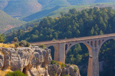 Hackr Demiryolu Köprüsü ya da Alman köprüsü olarak da bilinir çünkü 1912 yılında Almanlar tarafından inşa edilmiştir. Karaisal yolu ile Adana 'ya 64 km uzaklıktadır..