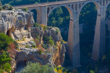 Hackr Demiryolu Köprüsü ya da Alman köprüsü olarak da bilinir çünkü 1912 yılında Almanlar tarafından inşa edilmiştir. Karaisal yolu ile Adana 'ya 64 km uzaklıktadır..