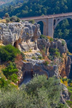 Hackr Demiryolu Köprüsü ya da Alman köprüsü olarak da bilinir çünkü 1912 yılında Almanlar tarafından inşa edilmiştir. Karaisal yolu ile Adana 'ya 64 km uzaklıktadır..
