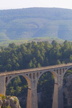 Hackr Demiryolu Köprüsü ya da Alman köprüsü olarak da bilinir çünkü 1912 yılında Almanlar tarafından inşa edilmiştir. Karaisal yolu ile Adana 'ya 64 km uzaklıktadır..