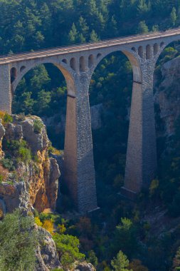 Hackr Demiryolu Köprüsü ya da Alman köprüsü olarak da bilinir çünkü 1912 yılında Almanlar tarafından inşa edilmiştir. Karaisal yolu ile Adana 'ya 64 km uzaklıktadır..