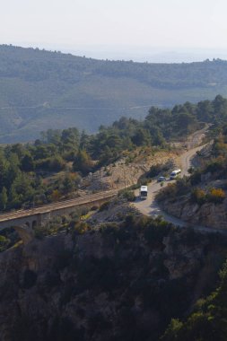 Hackr Demiryolu Köprüsü ya da Alman köprüsü olarak da bilinir çünkü 1912 yılında Almanlar tarafından inşa edilmiştir. Karaisal yolu ile Adana 'ya 64 km uzaklıktadır..
