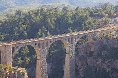 Hackr Demiryolu Köprüsü ya da Alman köprüsü olarak da bilinir çünkü 1912 yılında Almanlar tarafından inşa edilmiştir. Karaisal yolu ile Adana 'ya 64 km uzaklıktadır..