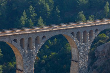 Hackr Demiryolu Köprüsü ya da Alman köprüsü olarak da bilinir çünkü 1912 yılında Almanlar tarafından inşa edilmiştir. Karaisal yolu ile Adana 'ya 64 km uzaklıktadır..