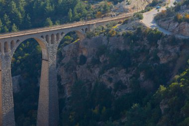 Hackr Demiryolu Köprüsü ya da Alman köprüsü olarak da bilinir çünkü 1912 yılında Almanlar tarafından inşa edilmiştir. Karaisal yolu ile Adana 'ya 64 km uzaklıktadır..