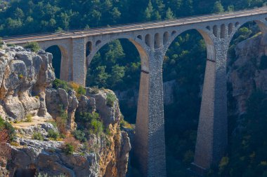 Hackr Demiryolu Köprüsü ya da Alman köprüsü olarak da bilinir çünkü 1912 yılında Almanlar tarafından inşa edilmiştir. Karaisal yolu ile Adana 'ya 64 km uzaklıktadır..