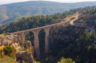 Hackr Demiryolu Köprüsü ya da Alman köprüsü olarak da bilinir çünkü 1912 yılında Almanlar tarafından inşa edilmiştir. Karaisal yolu ile Adana 'ya 64 km uzaklıktadır..
