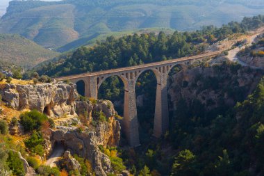 Hackr Demiryolu Köprüsü ya da Alman köprüsü olarak da bilinir çünkü 1912 yılında Almanlar tarafından inşa edilmiştir. Karaisal yolu ile Adana 'ya 64 km uzaklıktadır..