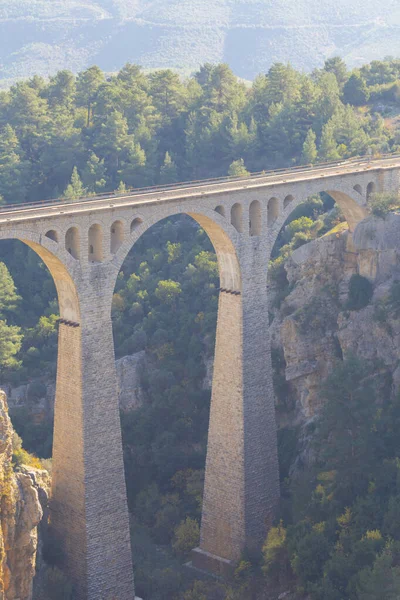 Hackr Demiryolu Köprüsü ya da Alman köprüsü olarak da bilinir çünkü 1912 yılında Almanlar tarafından inşa edilmiştir. Karaisal yolu ile Adana 'ya 64 km uzaklıktadır..