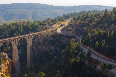 Hackr Demiryolu Köprüsü ya da Alman köprüsü olarak da bilinir çünkü 1912 yılında Almanlar tarafından inşa edilmiştir. Karaisal yolu ile Adana 'ya 64 km uzaklıktadır..