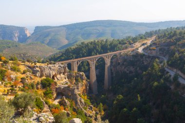 Hackr Demiryolu Köprüsü ya da Alman köprüsü olarak da bilinir çünkü 1912 yılında Almanlar tarafından inşa edilmiştir. Karaisal yolu ile Adana 'ya 64 km uzaklıktadır..