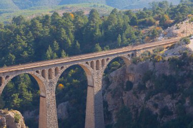 Hackr Demiryolu Köprüsü ya da Alman köprüsü olarak da bilinir çünkü 1912 yılında Almanlar tarafından inşa edilmiştir. Karaisal yolu ile Adana 'ya 64 km uzaklıktadır..