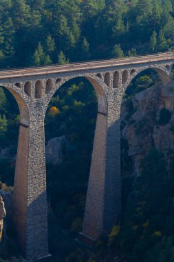 Hackr Demiryolu Köprüsü ya da Alman köprüsü olarak da bilinir çünkü 1912 yılında Almanlar tarafından inşa edilmiştir. Karaisal yolu ile Adana 'ya 64 km uzaklıktadır..