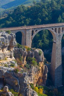 Hackr Demiryolu Köprüsü ya da Alman köprüsü olarak da bilinir çünkü 1912 yılında Almanlar tarafından inşa edilmiştir. Karaisal yolu ile Adana 'ya 64 km uzaklıktadır..