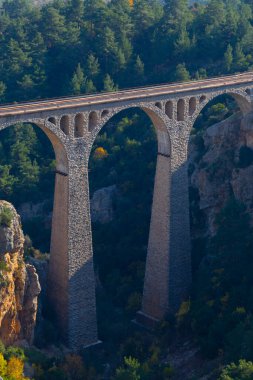 Hackr Demiryolu Köprüsü ya da Alman köprüsü olarak da bilinir çünkü 1912 yılında Almanlar tarafından inşa edilmiştir. Karaisal yolu ile Adana 'ya 64 km uzaklıktadır..