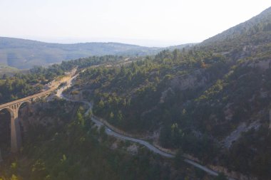 Hackr Demiryolu Köprüsü ya da Alman köprüsü olarak da bilinir çünkü 1912 yılında Almanlar tarafından inşa edilmiştir. Karaisal yolu ile Adana 'ya 64 km uzaklıktadır..