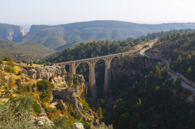 Hackr Demiryolu Köprüsü ya da Alman köprüsü olarak da bilinir çünkü 1912 yılında Almanlar tarafından inşa edilmiştir. Karaisal yolu ile Adana 'ya 64 km uzaklıktadır..