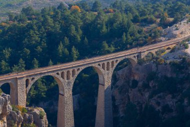 Hackr Demiryolu Köprüsü ya da Alman köprüsü olarak da bilinir çünkü 1912 yılında Almanlar tarafından inşa edilmiştir. Karaisal yolu ile Adana 'ya 64 km uzaklıktadır..