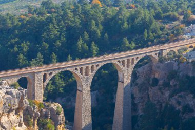 Hackr Demiryolu Köprüsü ya da Alman köprüsü olarak da bilinir çünkü 1912 yılında Almanlar tarafından inşa edilmiştir. Karaisal yolu ile Adana 'ya 64 km uzaklıktadır..
