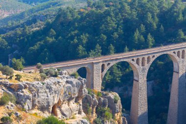Hackr Demiryolu Köprüsü ya da Alman köprüsü olarak da bilinir çünkü 1912 yılında Almanlar tarafından inşa edilmiştir. Karaisal yolu ile Adana 'ya 64 km uzaklıktadır..