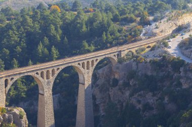 Hackr Demiryolu Köprüsü ya da Alman köprüsü olarak da bilinir çünkü 1912 yılında Almanlar tarafından inşa edilmiştir. Karaisal yolu ile Adana 'ya 64 km uzaklıktadır..