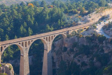 Hackr Demiryolu Köprüsü ya da Alman köprüsü olarak da bilinir çünkü 1912 yılında Almanlar tarafından inşa edilmiştir. Karaisal yolu ile Adana 'ya 64 km uzaklıktadır..