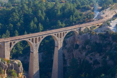 Hackr Demiryolu Köprüsü ya da Alman köprüsü olarak da bilinir çünkü 1912 yılında Almanlar tarafından inşa edilmiştir. Karaisal yolu ile Adana 'ya 64 km uzaklıktadır..
