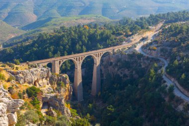 Hackr Demiryolu Köprüsü ya da Alman köprüsü olarak da bilinir çünkü 1912 yılında Almanlar tarafından inşa edilmiştir. Karaisal yolu ile Adana 'ya 64 km uzaklıktadır..