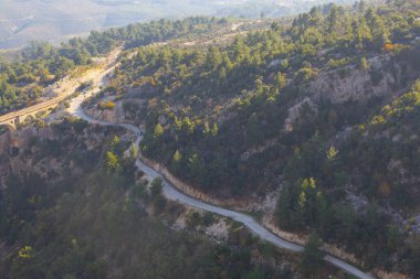 Hackr Demiryolu Köprüsü ya da Alman köprüsü olarak da bilinir çünkü 1912 yılında Almanlar tarafından inşa edilmiştir. Karaisal yolu ile Adana 'ya 64 km uzaklıktadır..