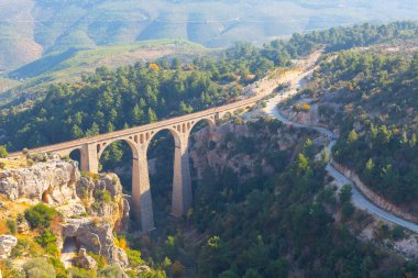 Hackr Demiryolu Köprüsü ya da Alman köprüsü olarak da bilinir çünkü 1912 yılında Almanlar tarafından inşa edilmiştir. Karaisal yolu ile Adana 'ya 64 km uzaklıktadır..