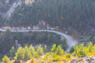 Hackr Demiryolu Köprüsü ya da Alman köprüsü olarak da bilinir çünkü 1912 yılında Almanlar tarafından inşa edilmiştir. Karaisal yolu ile Adana 'ya 64 km uzaklıktadır..