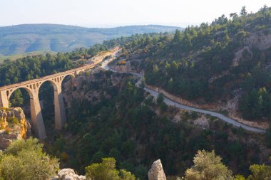 Hackr Demiryolu Köprüsü ya da Alman köprüsü olarak da bilinir çünkü 1912 yılında Almanlar tarafından inşa edilmiştir. Karaisal yolu ile Adana 'ya 64 km uzaklıktadır..